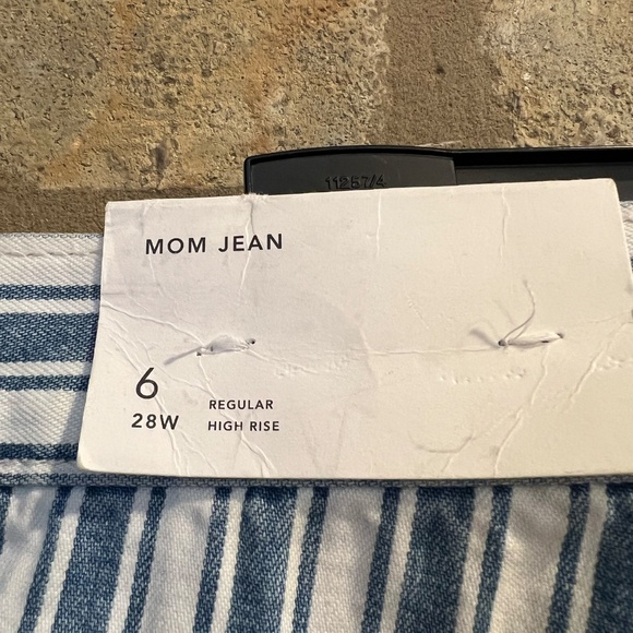 Trendy & Comfortable Striped Mom Jeans - American Eagle (Size 6) - NWT! - Picture 4 of 5